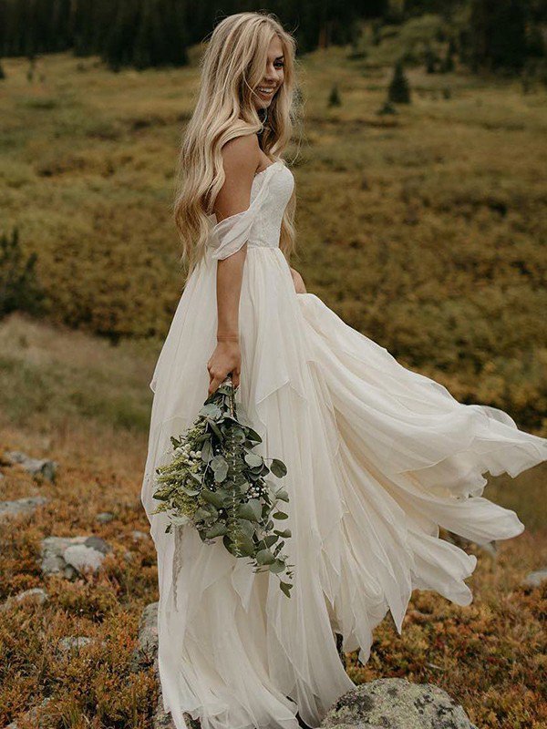 Una línea de gasa fuera del hombro vestidos de novia sin mangas con pliegues hasta el suelo