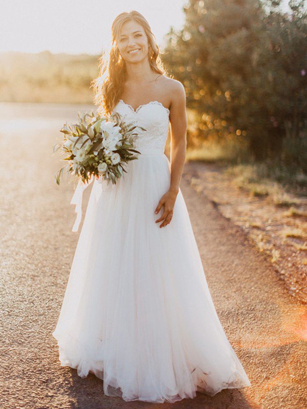 Vestidos de novia de tul sin mangas con pliegues en el suelo hasta el suelo