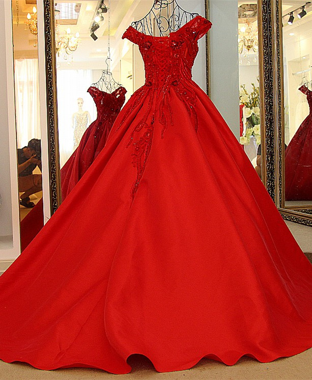 Elegant Red V-neck Lace-up Brush Train Appliques Prom Gown With Ruffle