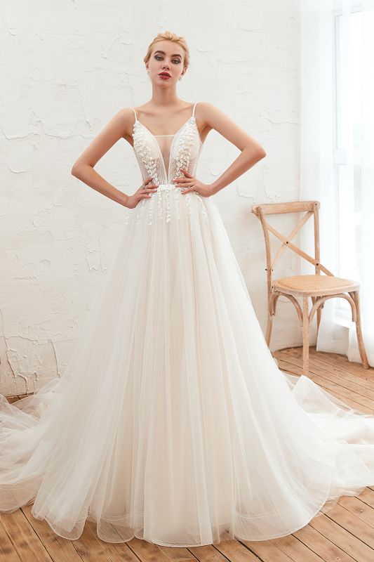 Robe de mariée élégante en tulle à encolure en V et bretelles spaghetti