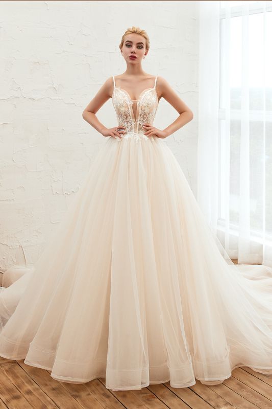 Vestido de novia evasé de tul con escote en V profundo y tirantes finos