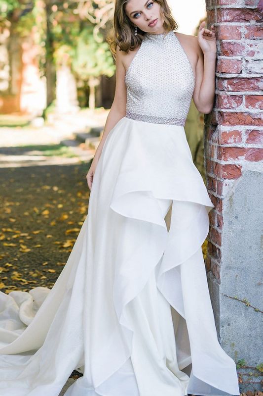 Elegante vestido de novia de jardín blanco con cuello halter y sencillo