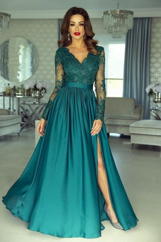 Elegante vestido de noche de satén con apliques de encaje y mangas largas de color verde oscuro con abertura lateral