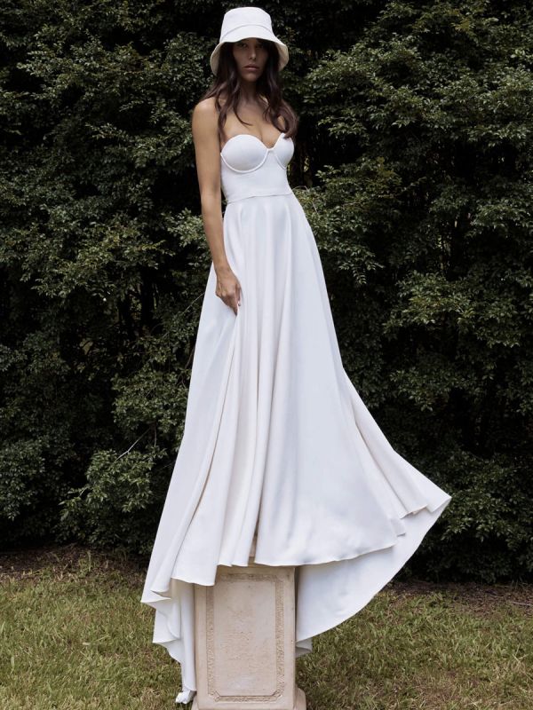 Vestido de novia blanco simple Tela de satén Sin tirantes Sin mangas Una línea Cintura natural Vestidos de novia con tren