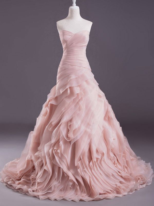 Vestido de novia de barrido escalonado sin tirantes con cuello en forma de corazón rosado