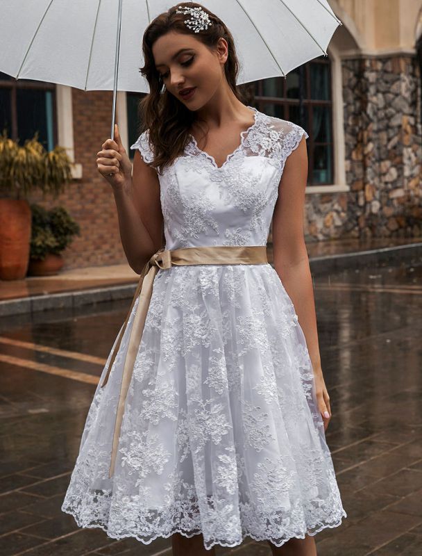 Robe de mariée écru blanc longueur au genou une ligne sans manches dentelle col en V Midi robes de mariée