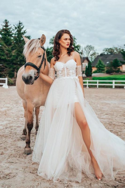 Vestido de novia bohemio de tul con tirantes finos y abertura lateral