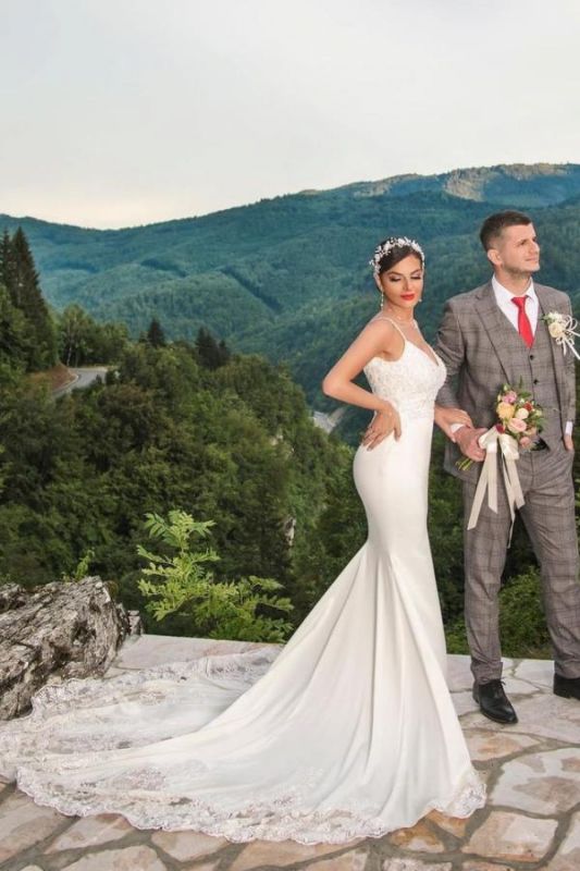 Sexy vestido de novia de sirena blanca con tirantes finos y apliques de encaje