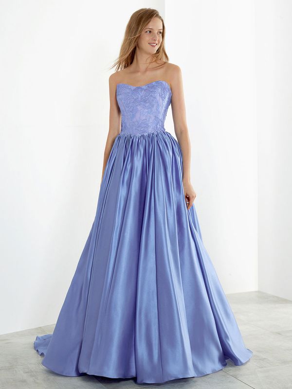 Robe de mariée bleue avec train bustier sans manches taille naturelle longueur au sol dentelle tache tissu une ligne robes de mariée