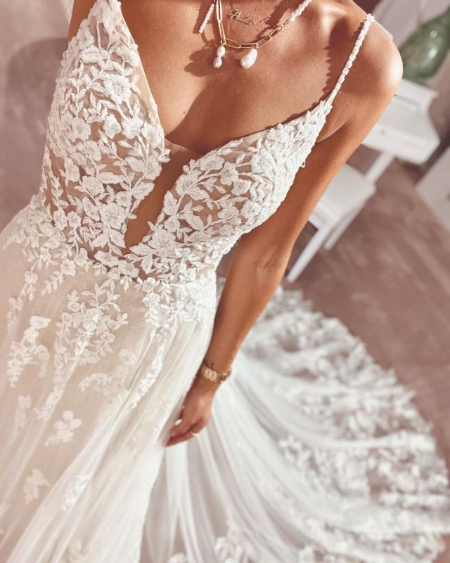 Romantic Deep V-Neck Tulle Aline Wedding Dress Sleeveless Floral Lace Appliques