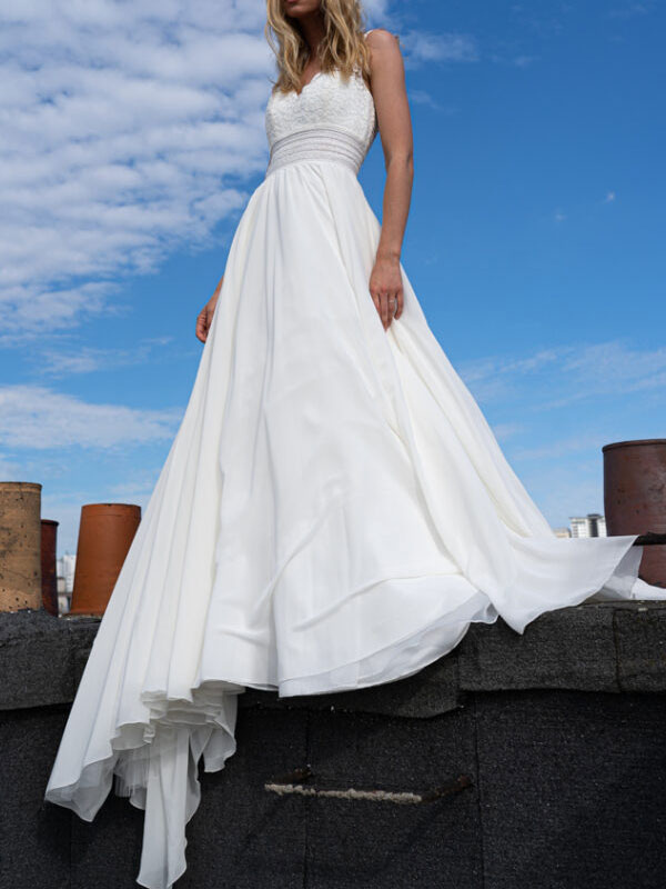 Weißes einfaches Brautkleid für Frauen A-Linie V-Ausschnitt ärmellose rückenfreie Spitze Tüll Brautkleider