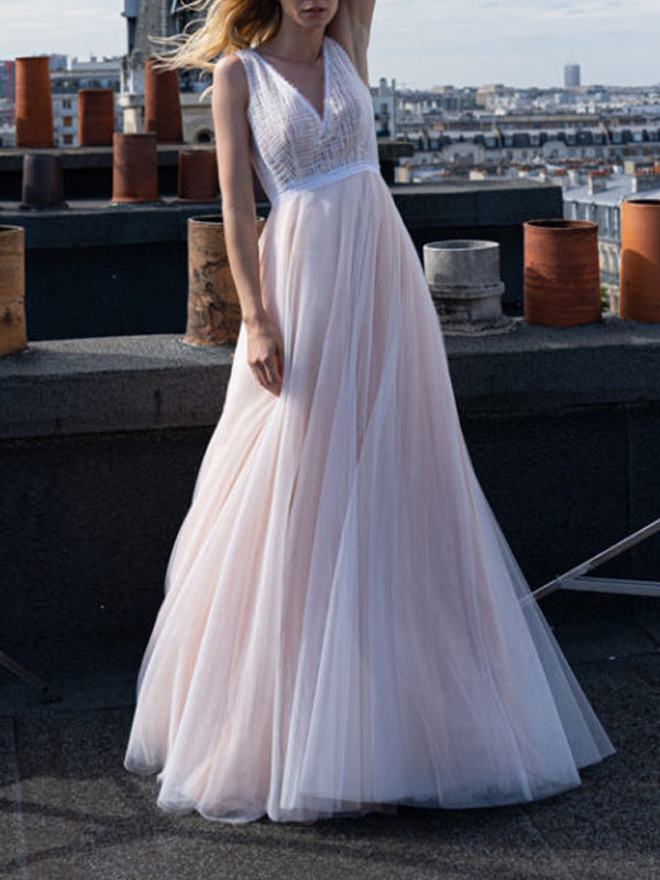 Vestido de novia simple rosa Tul con cuello en V Sin mangas Una línea de vestidos de novia