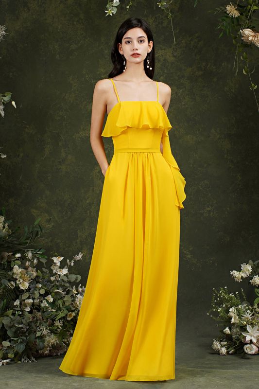 Vestido amarillo sin mangas con volantes hasta el suelo para invitadas a la boda