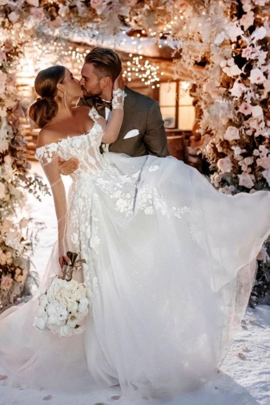 Off-the-Shoulder White Bridal Dress Floral Lace Tulle Wedding Dress