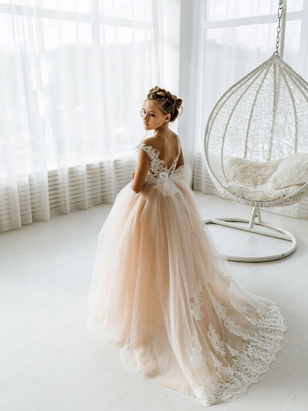 Ärmelloses Tüll-Spitzen-Erstkommunionskleid für Mädchen Champagnerfarbenes langes Junior-Hochzeitskleid mit Sweep-Zug