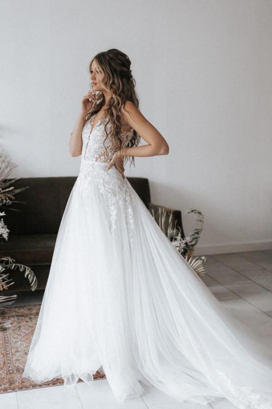 Stilvolles Tüll-Spitzen-Hochzeitskleid Ärmelloses V-Ausschnitt-Brautkleid