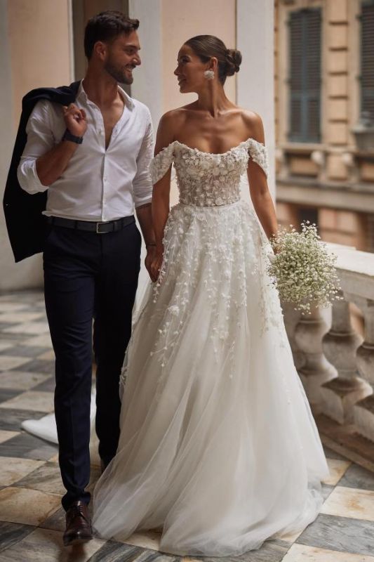 Glamorosos vestidos de novia de tul con hombros descubiertos y flores en 3D