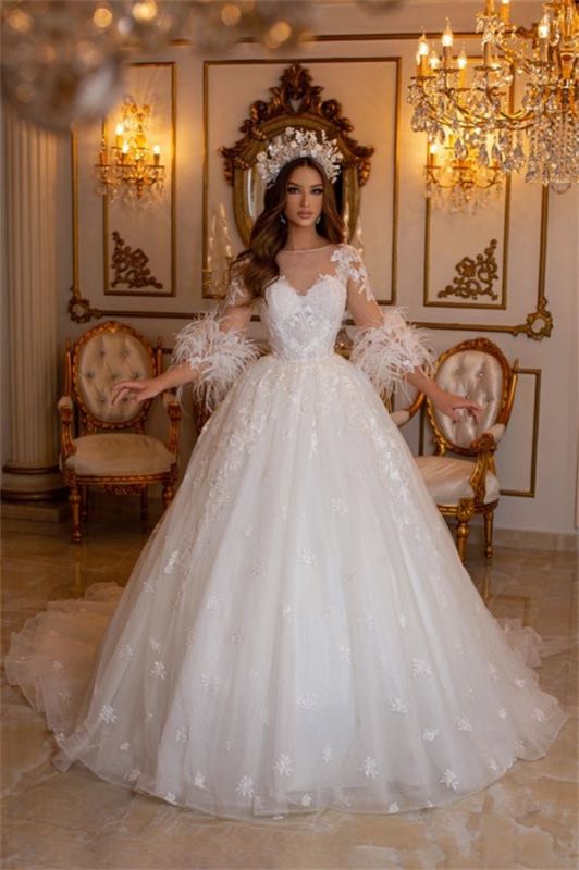 Robe de mariée blanche élégante à encolure dégagée Aline à manches longues en fourrure avec appliques en dentelle