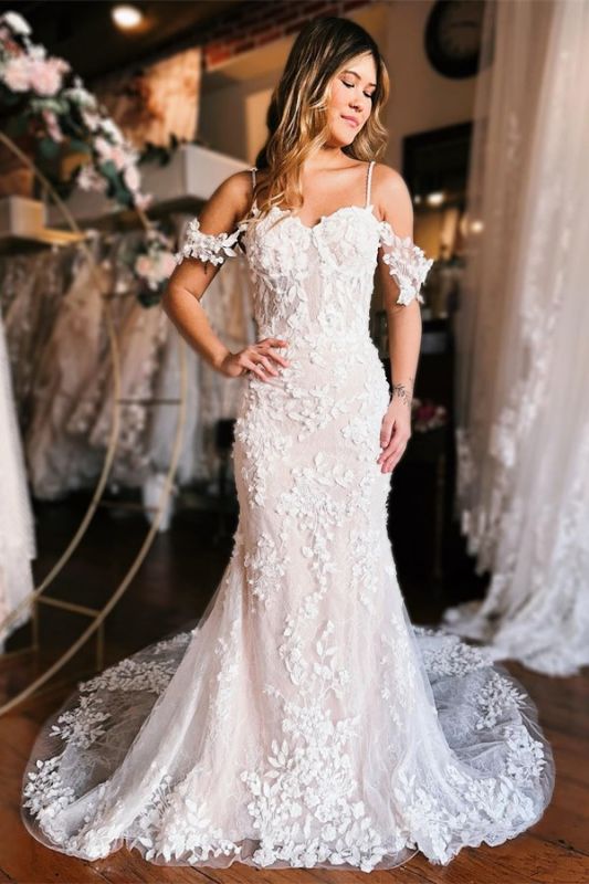 Vestido de novia de sirena con encaje de tul y flores con hombros descubiertos y tirantes finos