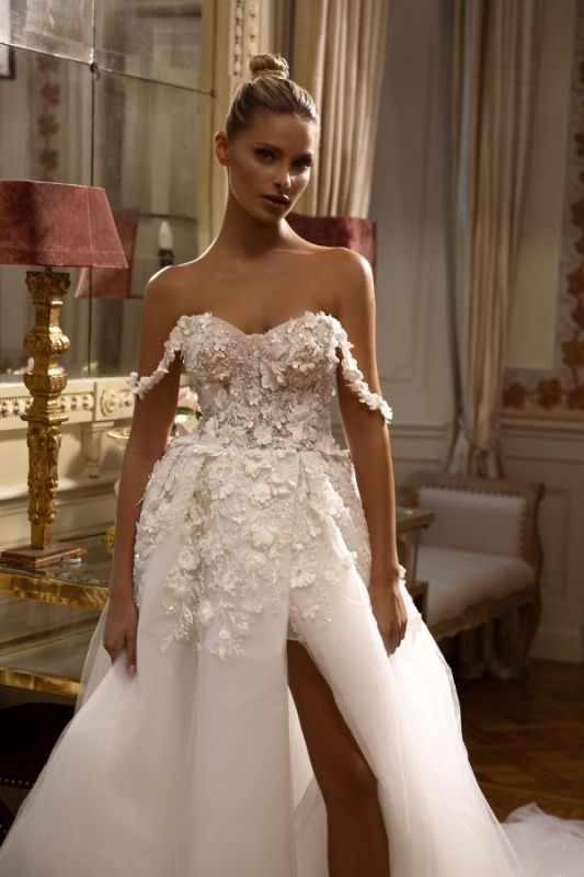 Romantisches schulterfreies weißes Blumen-Strand-Hochzeitskleid seitlich geschlitztes Spitzen-Tüll-Brautkleid