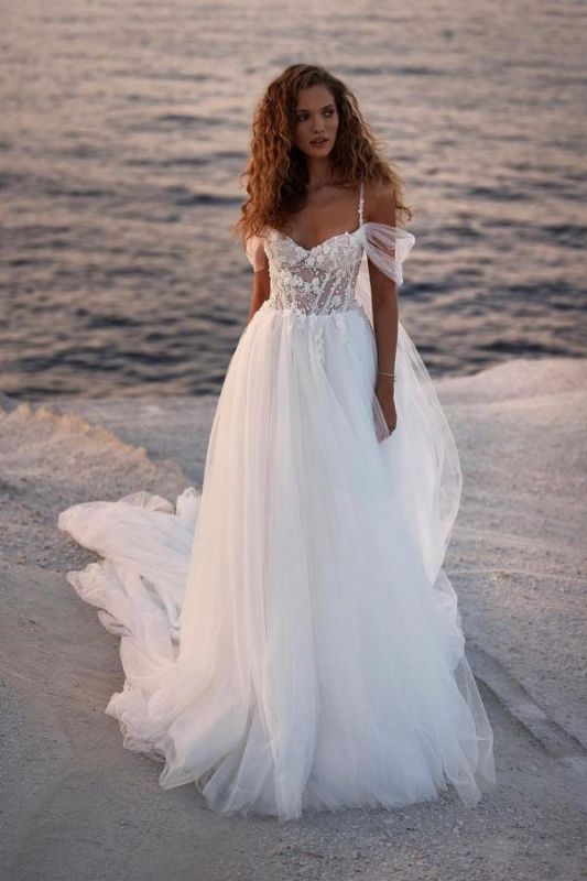 Vestido de novia de playa largo con hombros descubiertos blanco con estampado floral de correas de espagueti