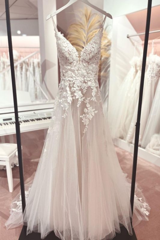 Romantic A-line Wedding Dress V-Neck Bridal Dress with Lace Appliques