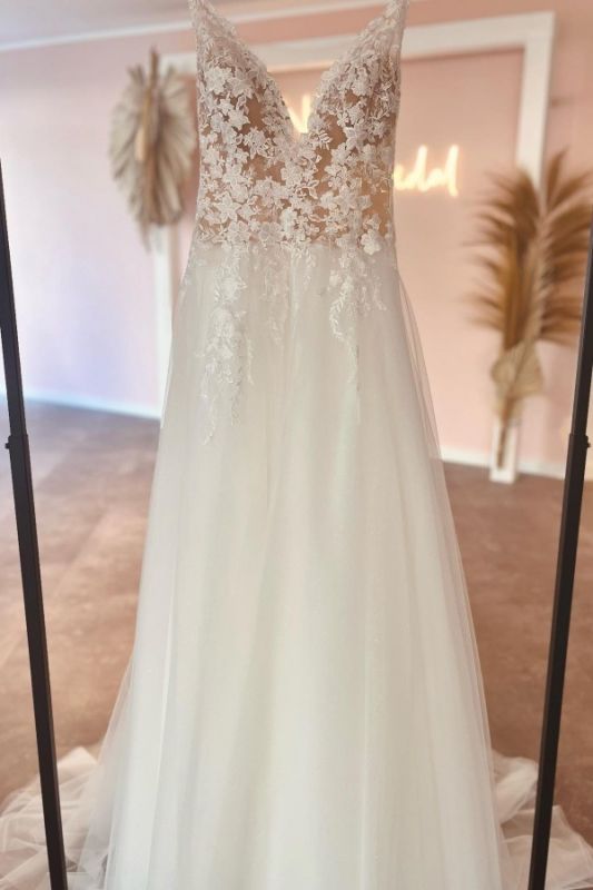 Stilvolles Brautkleid in A-Linie aus weißem Tüll mit floraler Spitze