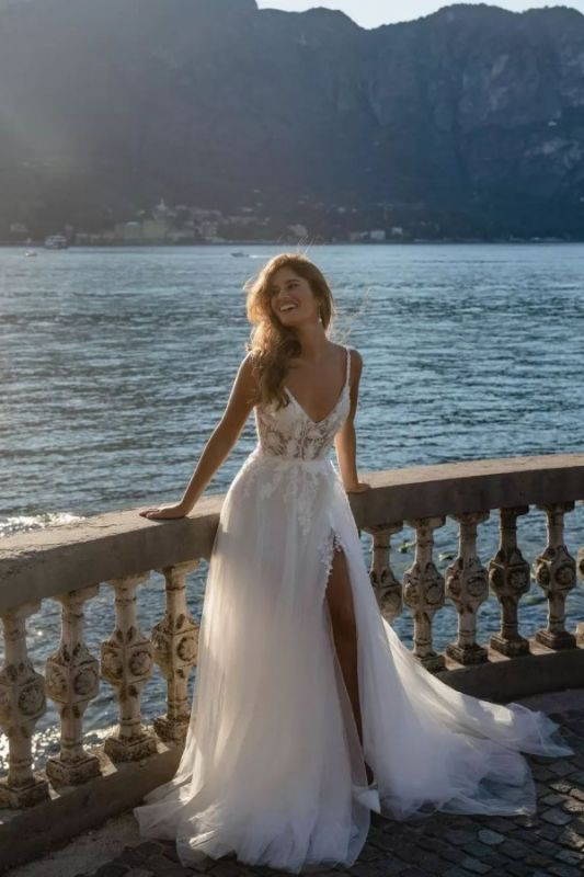 Increíble vestido de novia de una línea con cuello en V Vestido de novia con abertura lateral de encaje floral blanco
