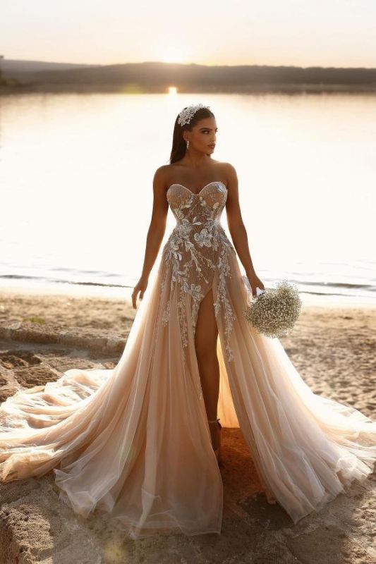 Vestido de novia de tul con escote corazón y abertura lateral sin tirantes con patrón de encaje floral