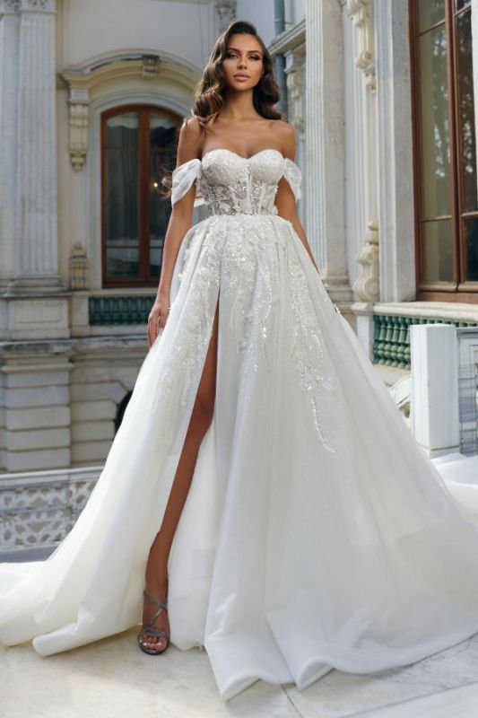 Stilvolles, schulterfreies A-Linien-Hochzeitskleid aus Tüll und Spitze mit Schlitz vorne