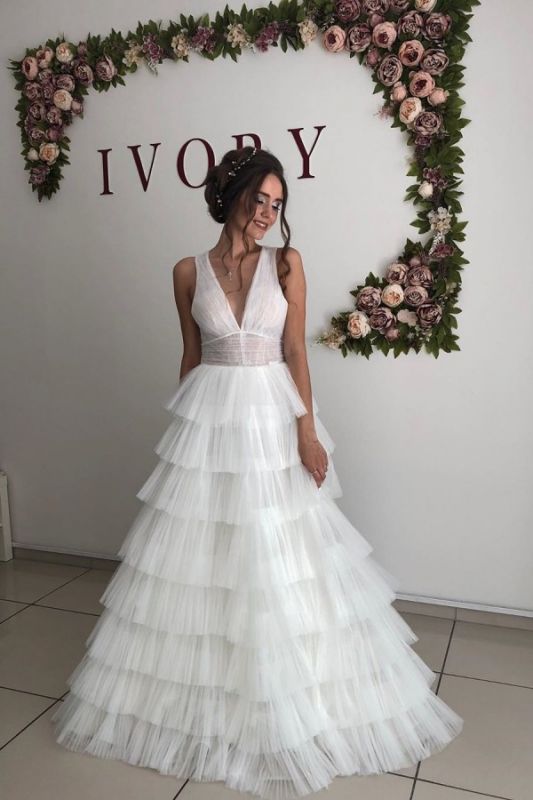 Correas con cuello en V baratos una línea de vestidos de novia | Vestidos De Novia Hasta El Suelo Con Volantes De Tul online