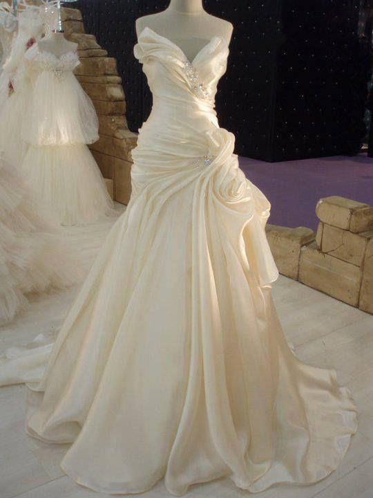 Rüschen Creme Satin Brautkleid mit Perlenstickerei Elegantes langes Brautkleid JT067a