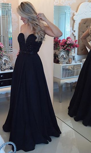 Sweetheart Black Beaded Sexy Prom Dresses Botones transparentes Back Sweep Train Vestidos de noche