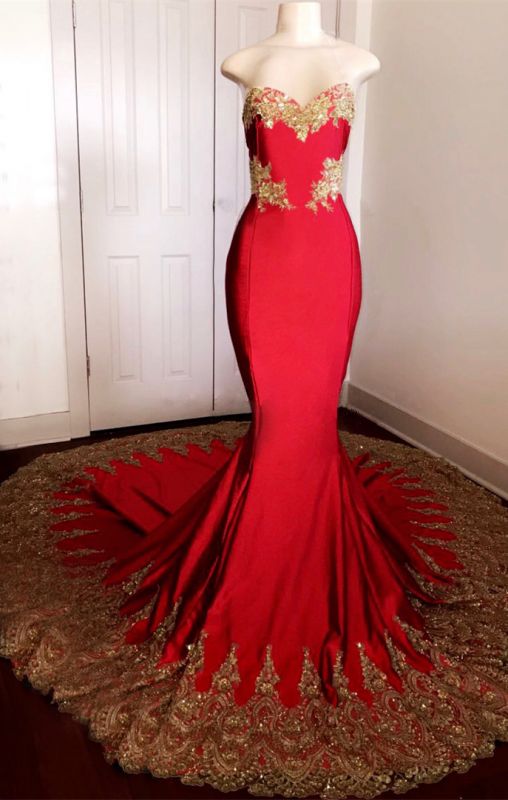 2021 sexy vestido de fiesta sin tirantes rojo con encaje de oro | Vestidos de fiesta de sirena en maniquíes con tren largo