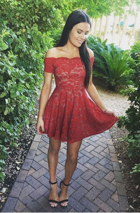 Lindo vestido de fiesta corto con hombros descubiertos y encaje rojo