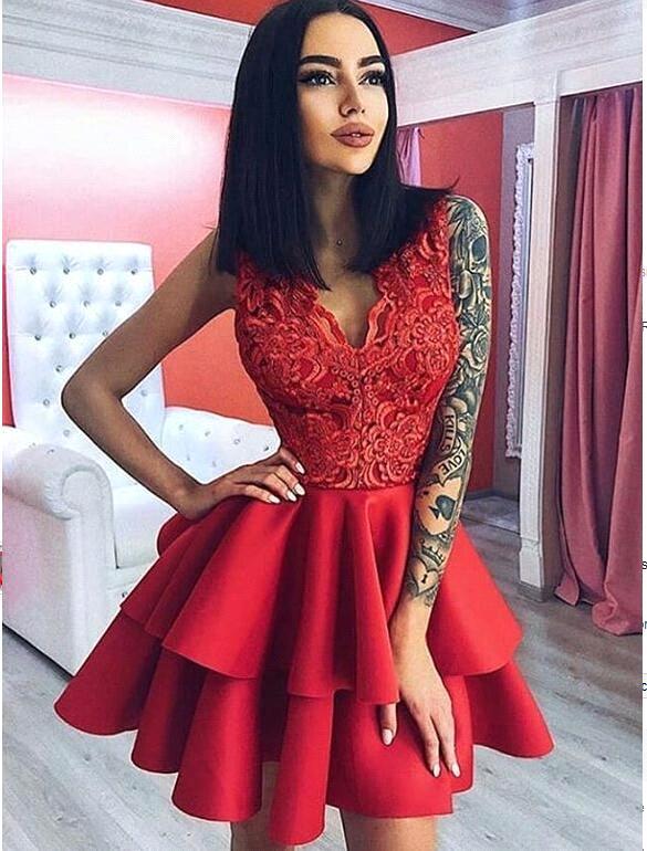 De regreso a casa con volantes rojos y cuello en V de encaje moderno | Vestido de fiesta corto