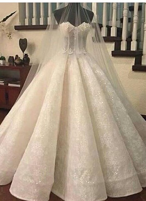 Precioso escote corazón de encaje con volantes vestido de bola vestidos de novia