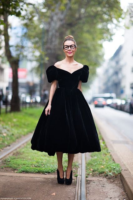 Petites robes de bal noires à épaules dénudées en velours thé longueur robe de bal robes de soirée incroyables