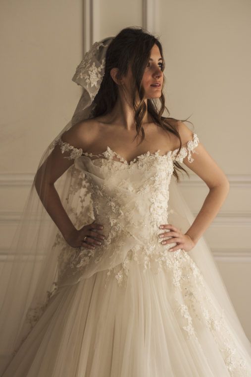 Belle robe de mariée en tulle avec appliques en dentelle élégante à l'épaule pas cher