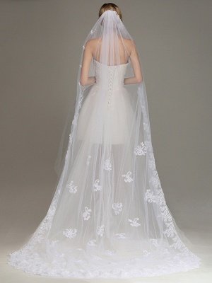 Une couche de voile de mariage avec un voile de peigne bord dentelle appliquée?_2