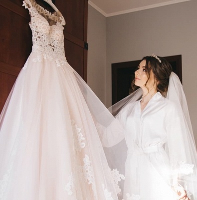 Robe de mariée élégante sans manches en dentelle à col en V_5