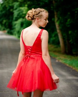Robe de retour simple rouge à bretelles avec décolleté en V | Une robe de cocktail courte de perles de tulle ligne_2