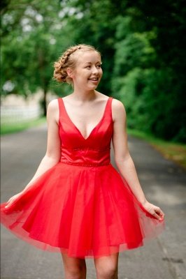 Robe de retour simple rouge à bretelles avec décolleté en V | Une robe de cocktail courte de perles de tulle ligne_1