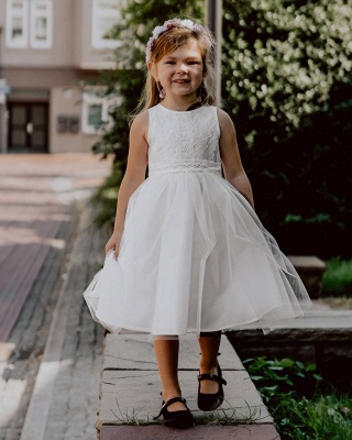 Belle petite fille en tulle blanc pour robe de demoiselle d'honneur sans manches à col bijou_2