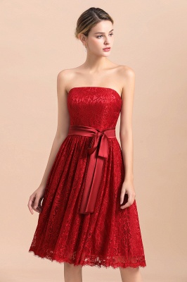 Schickes, trägerloses, florales, kurzes Brautjungfernkleid aus roter Spitze, knielanges Partykleid mit Schleife_7