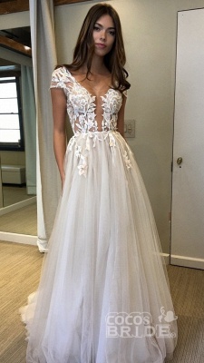 Robe de mariée en tulle fendue à manches longues et col en V profond avec des appliques_4