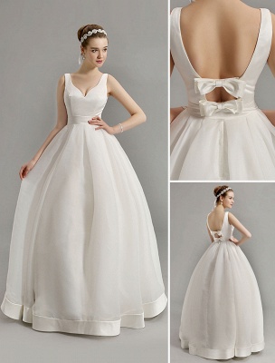 Vintage-inspiriertes Brautkleid mit tiefem V-Ausschnitt und Schleife, verziert mit Cut Out Back_1