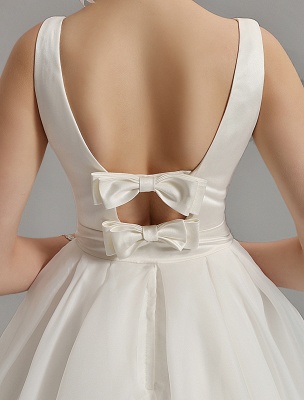 Vintage-inspiriertes Brautkleid mit tiefem V-Ausschnitt und Schleife, verziert mit Cut Out Back_12