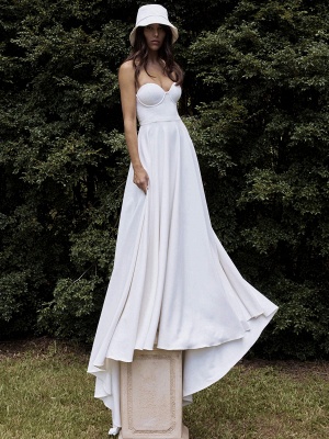 Vestido de novia blanco simple Tela de satén Sin tirantes Sin mangas Una línea Cintura natural Vestidos de novia con tren_1