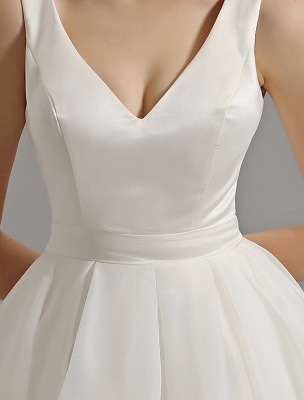 Vintage-inspiriertes Brautkleid mit tiefem V-Ausschnitt und Schleife, verziert mit Cut Out Back_11